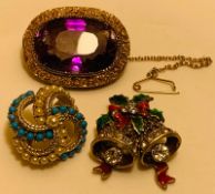 COSTUME JEWELLERY GILDED BROOCH SET WITH A LARGE PURPLE GLASS STONE LIKE; COSTUME JEWELLERY SET WITH