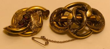 UNHALLMARKED YELLOW METAL BROOCH SET WITH THREE AMETHYSTS, TOTAL WEIGHT APPROX 7.2g, PLUS