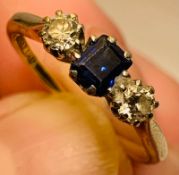 18ct GOLD RING SET WITH ONE SAPPHIRE APPROX 0.05ct AND TWO APPROX 0.15ct, SIZE M, TOTAL WEIGHT