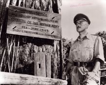 Alec Guinness signed 10x8 inch black and white vintage photo. Good condition. All autographs come
