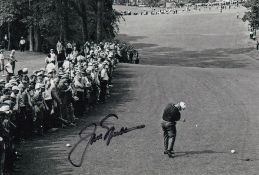 Golf, JACK NICKLAUS signed 1963 6 x 4 PHOTO : B/W, depicting a wonderful image showing JACK NICKLAUS
