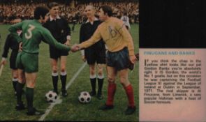 Gordon Banks OBE signed colour magazine photo. Gordon Banks Captaining the Football League XI at