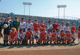 Autographed LARRY LLOYD 12 x 8 photo : Col, depicting Nottingham Forest and Nacional players pose