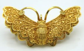 An Oriental 20ct gold filigree work moth brooch, 3