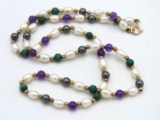 A 9ct gold mounted pearl & malachite necklace, 425