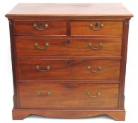 A compact George III mahogany chest of drawers wit
