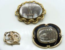 A yellow metal & enamel memorial brooch, damage to