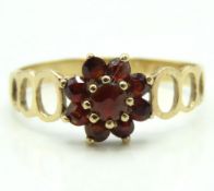 A 9ct gold ring set with garnet, 2.4g, size T