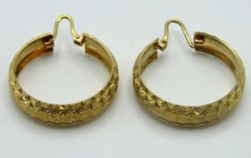 A pair of 9ct gold earrings with machined decor, 2