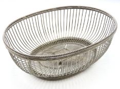 A white metal wire basket, 440g