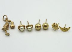 A 9ct gold stork with baby charm, 1.7g with 20mm d