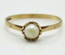 A 9ct gold ring set with cultured pearl, abrasion