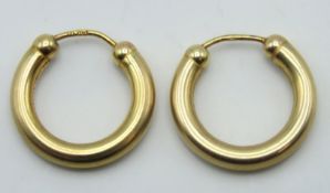 A pair of 9ct gold hoop earrings, 17.25mm wide, 1.