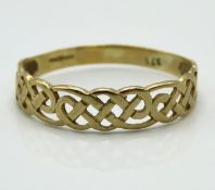 A 9ct gold Celtic plaited ring, 1.1g, size S