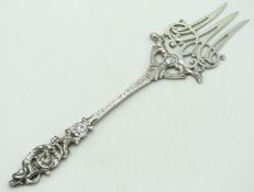 An ornate Edwardian 1904 Sheffield silver pastry f
