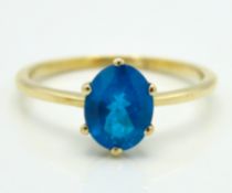 A 10ct gold ring set with blue apatite, 1.8g, size