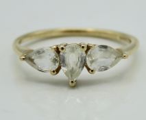 A 10ct gold ring set with white sapphire, 1.6g, si