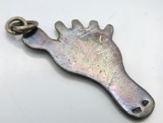 A small silver foot pendant, 39mm long, 3.9g
