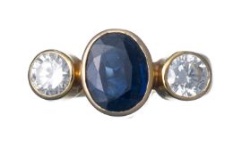 Bague en or jaune ornée d'un saphir bleu et deux diamants