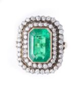 Bague en or jaune ornée d'une magnifique émeraude colombienne de 5.10 cts "minor oil"