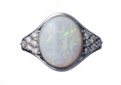 Bague en or blanc sertie d'une opale et de diamants