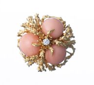 Bague en or ornée de trois coraux cabochon
