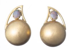 Paire de boucles d'oreille en or jaune ornées d'opales