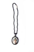 LIMOGES - Collier en jais avec pendentif miniature en porcelaine