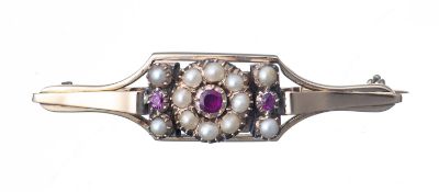 Broche en or jaune sertie de rubis et de petites perles