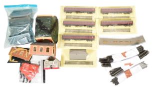 MODEL RAILWAY - COLLECTION OF OO GAUGE MODEL RAILWAY