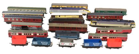 MODEL RAILWAY - COLLECTION OF OO GAUGE LOCOS & ROLLING STOCK