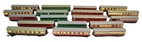 MODEL RAILWAY - COLLECTION OF HORNBY DUBLO COACHES