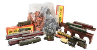 MODEL RAILWAY - COLLECTION OF OO GAUGE LOCOMOTIVES & ACCESSORIES
