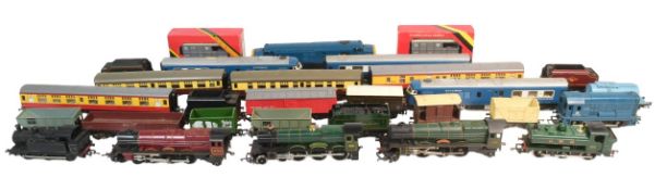 HORNBY / TRI-ANG 00 GAUGE - LARGE COLLECTION OF LOCOMOTIVES & COACHES