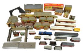 MODEL RAILWAY - COLLECTION OF OO GAUGE ROLLING STOCK WAGONA