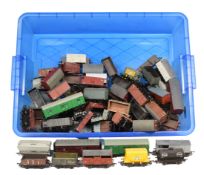 MODEL RAILWAY - COLLECTION OF OO GAUGE LOCOMOTIVE ROLLING STOCK