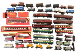 MODEL RAILWAY - COLLECTION OF OO GAUGE ROLLING STOCK WAGONS