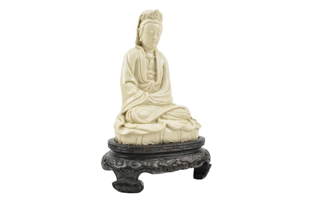 QING DYNASTY DEHUA BLANC DE CHINE PORCELAIN SEATED GUANYIN 清 德化观音坐像 - Bild 1 aus 8