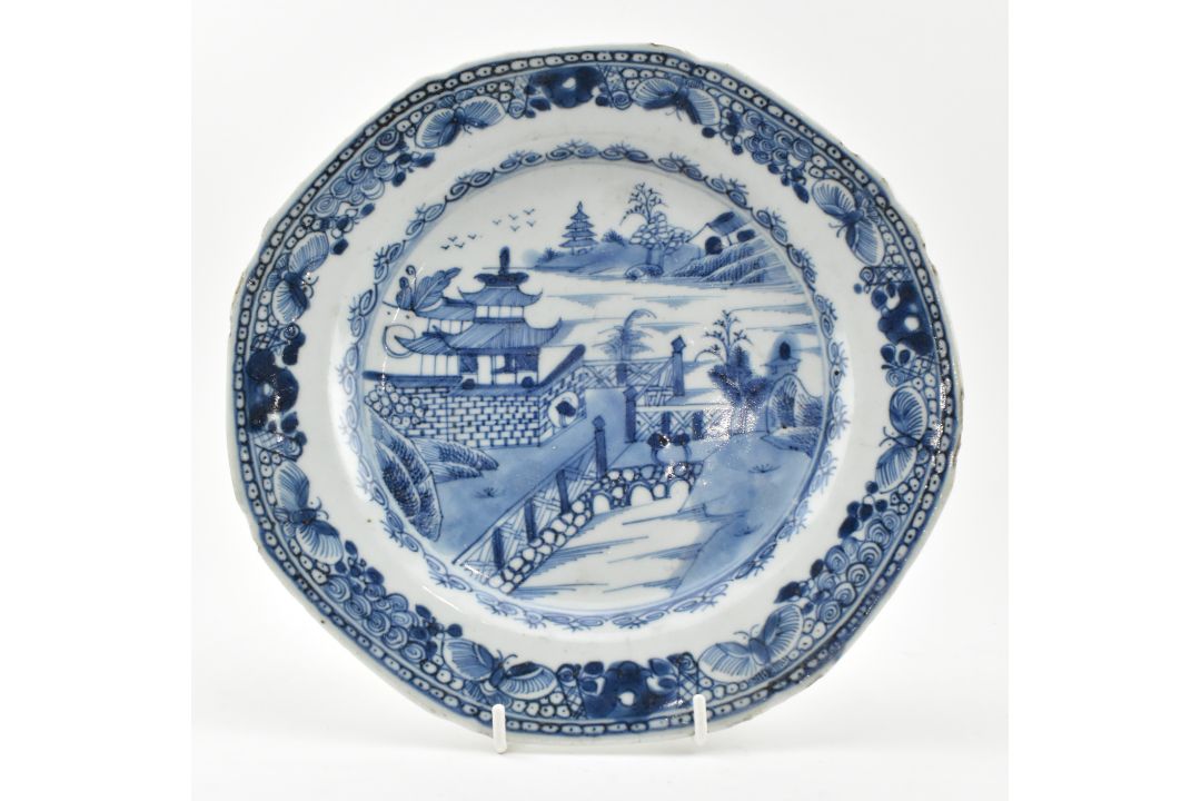 FOUR QING DYNASTY BLUE AND WHITE PORCELAIN PLATES 清 青花山水盘四件 - Bild 8 aus 9