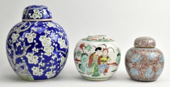 THREE 20TH CENTURY PORCELAIN GINGER JARS 20世纪粉彩罐三个
