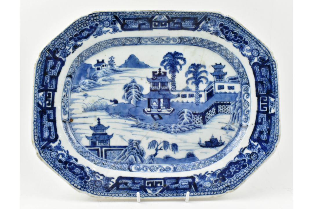 FOUR QING DYNASTY BLUE AND WHITE PORCELAIN PLATES 清 青花山水盘四件 - Bild 2 aus 9