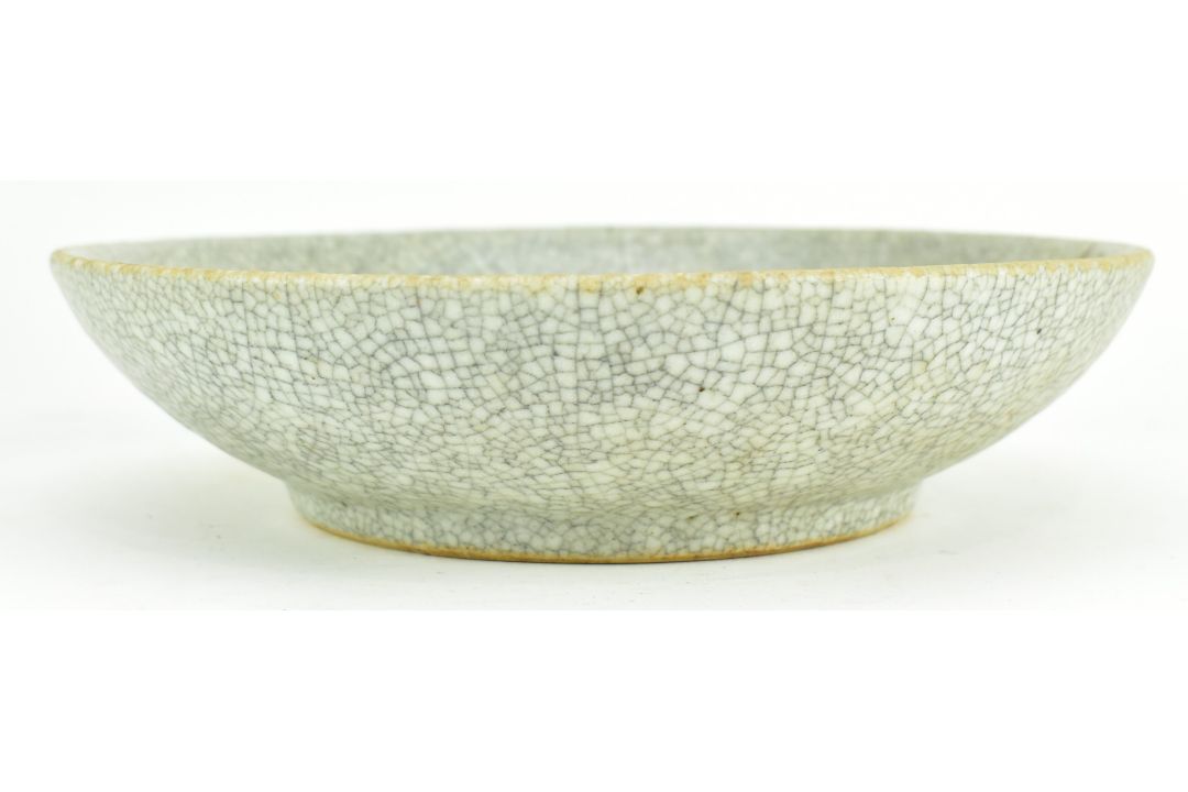 QING GE-TYPE BLUE AND WHITE UNDERGLAZE RED CHARGER 清 哥窑青花釉里红狮子滚绣球盘 - Bild 5 aus 6