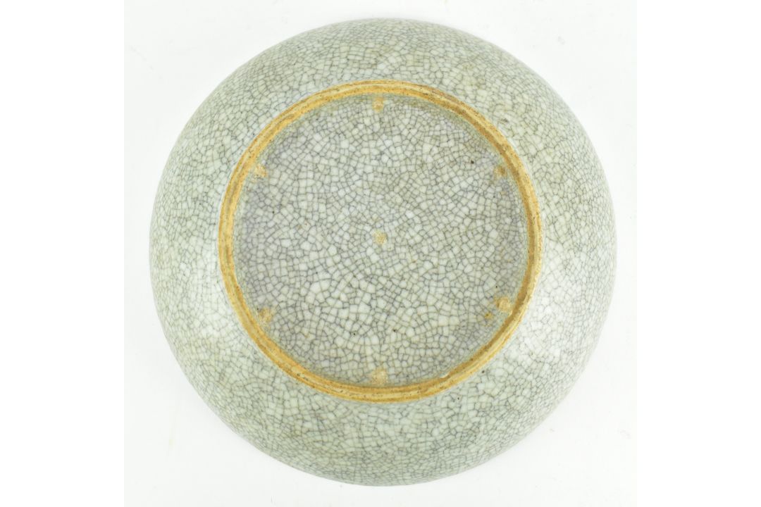 QING GE-TYPE BLUE AND WHITE UNDERGLAZE RED CHARGER 清 哥窑青花釉里红狮子滚绣球盘 - Bild 6 aus 6