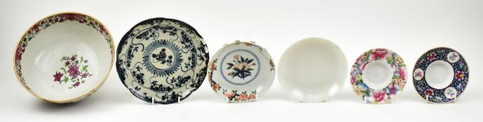 COLLECTION OF SEVEN QING DYNASTY 18/19TH CENTURY PORCELAIN PIECES 清 青花粉彩陶瓷7件