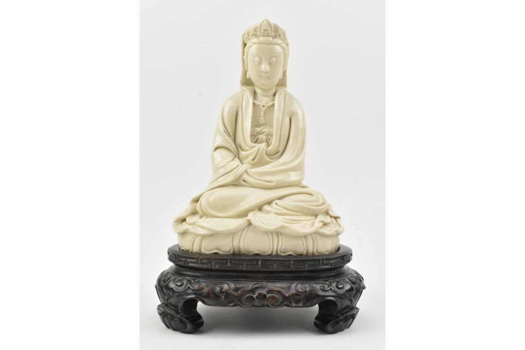 QING DYNASTY DEHUA BLANC DE CHINE PORCELAIN SEATED GUANYIN 清 德化观音坐像 - Bild 3 aus 8