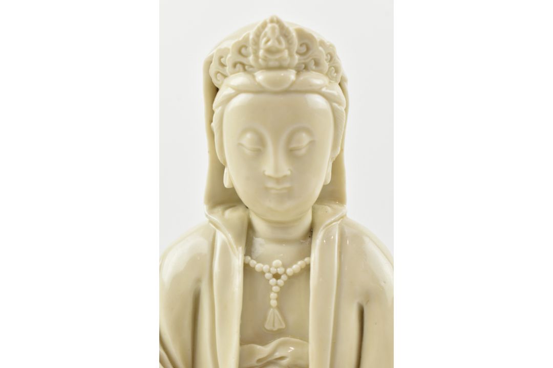 QING DYNASTY DEHUA BLANC DE CHINE PORCELAIN SEATED GUANYIN 清 德化观音坐像 - Bild 5 aus 8