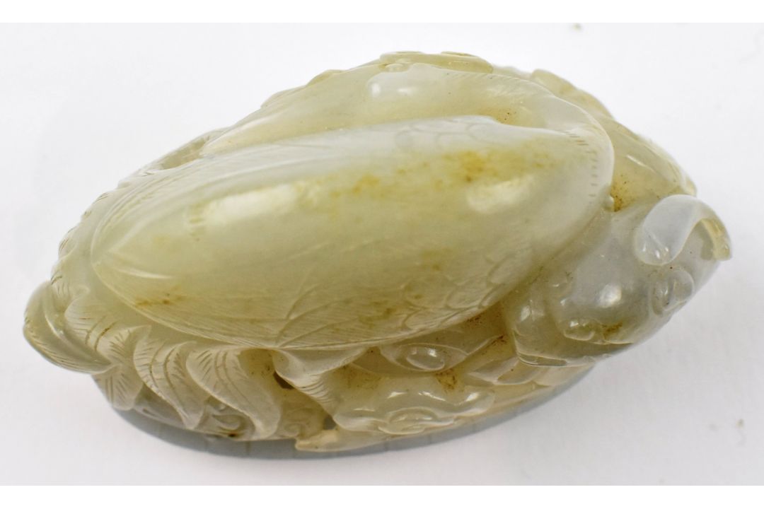 QING JADE CRANE AND TURTLE CARVING 清 青玉 龟鹤齐寿把件 - Bild 2 aus 5