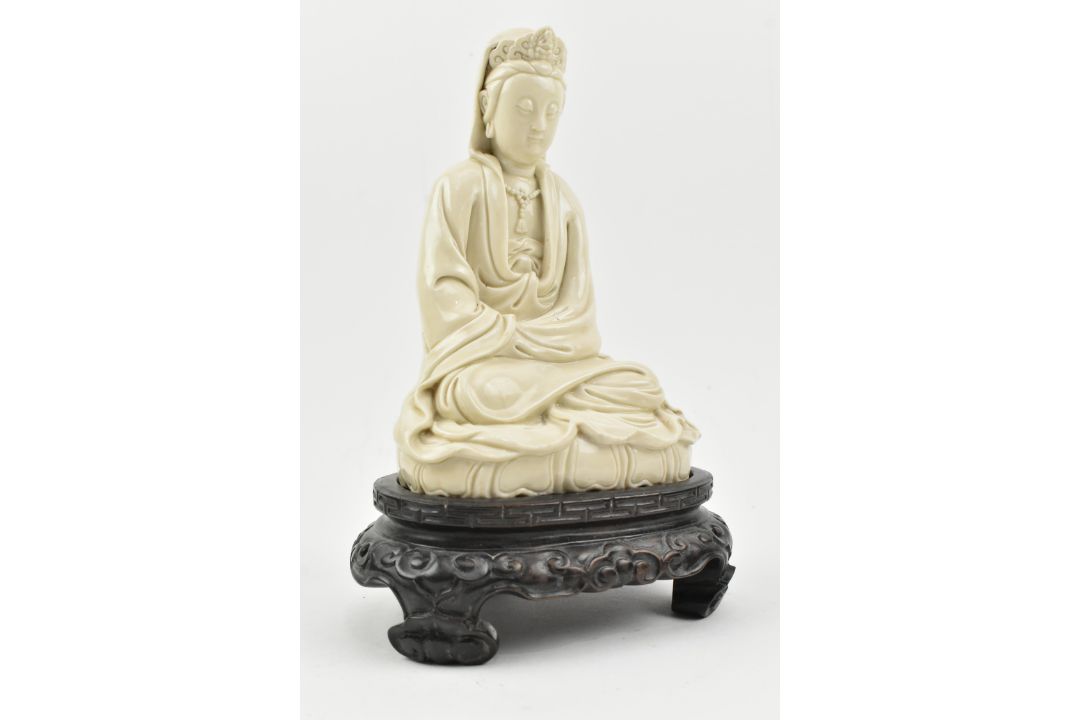 QING DYNASTY DEHUA BLANC DE CHINE PORCELAIN SEATED GUANYIN 清 德化观音坐像 - Bild 2 aus 8