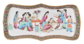 QING CANTON FAMILLE ROSE FIGURINE TRAY 清 广彩人物盘