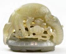 QING JADE CRANE AND TURTLE CARVING 清 青玉 龟鹤齐寿把件